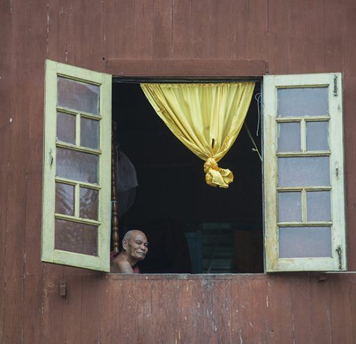 Monje en la ventana Myanmar